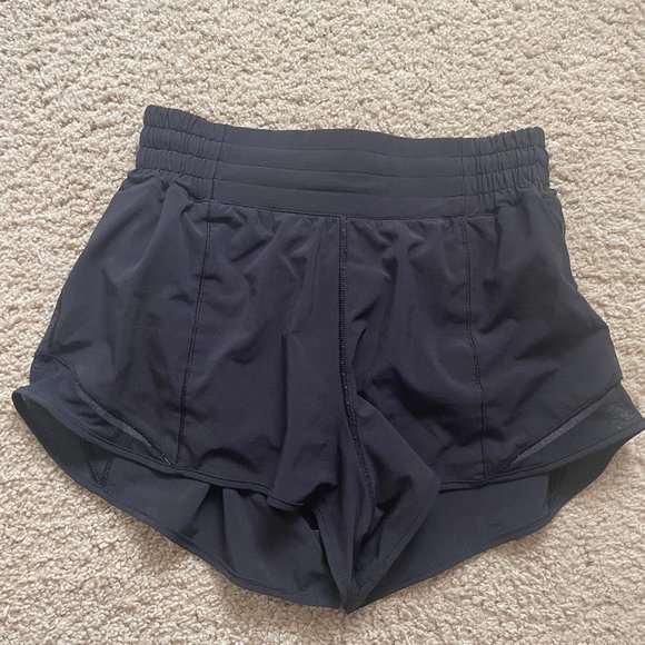 lululemon athletica Pants - Lululemon Hotty Hot High Rise 2.5 in. shorts (size 4)
